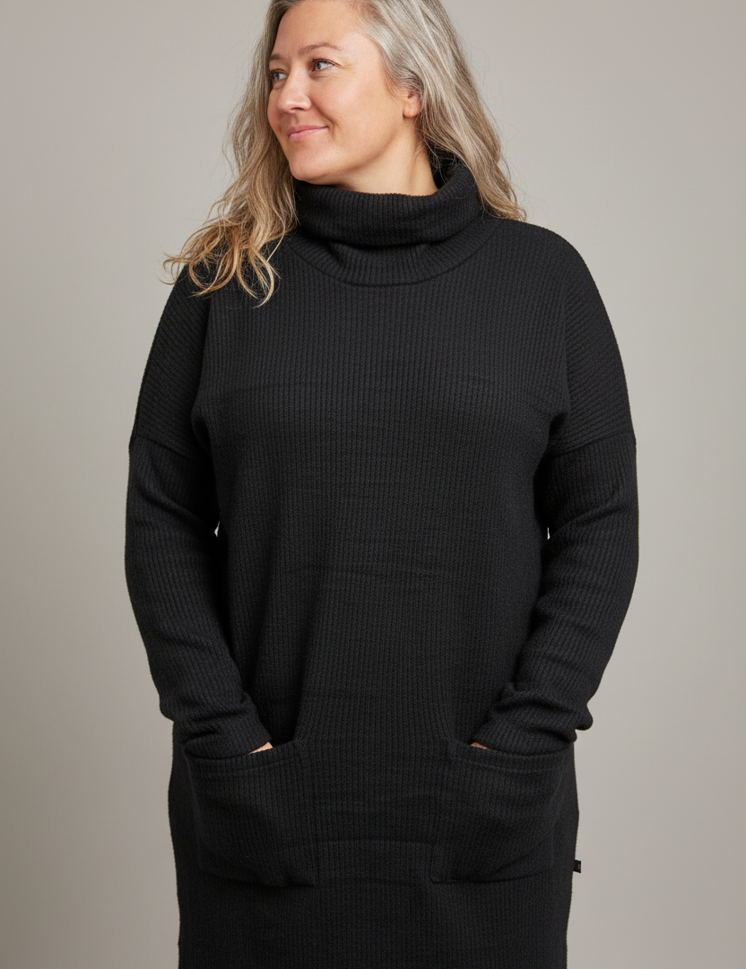 enhanced-Svart_Trojklanning_Polo_Loose_Black_251_2048x2048_86b590b1-2c93-4ea1-9f41-7c365db19b72.png