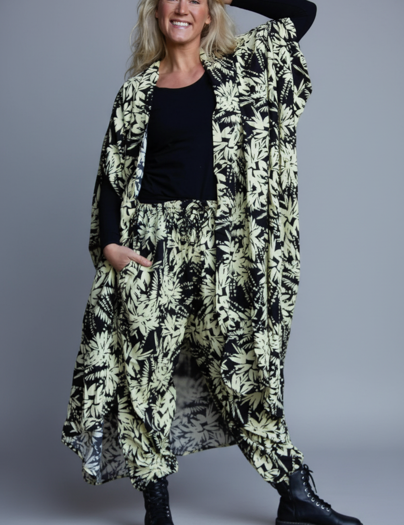 enhanced-Svart_Vit_Bladmonstrad_Kaftan_Klanning_Flower_Sea_Black_White1_2048x2048_58ebd792-057a-4f73-9e03-99c5702ca1da.png