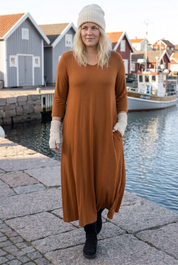Gående längs kajen utan väska