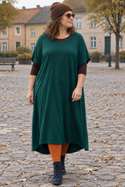 Grön Ballerina på litet torg