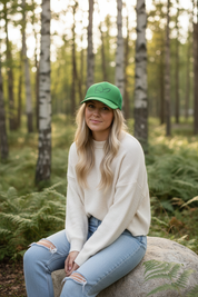 Grön keps sittande