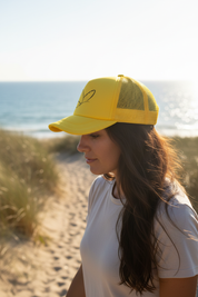 Gul keps brunett promenad