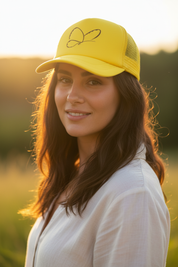 Gul keps brunett utomhus