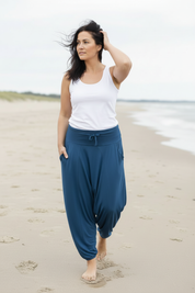 Hand i håret, tittar åt sidan