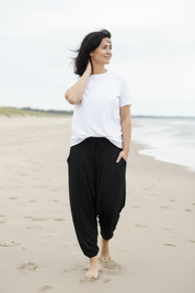 Hand på nacken, tittar åt sidan