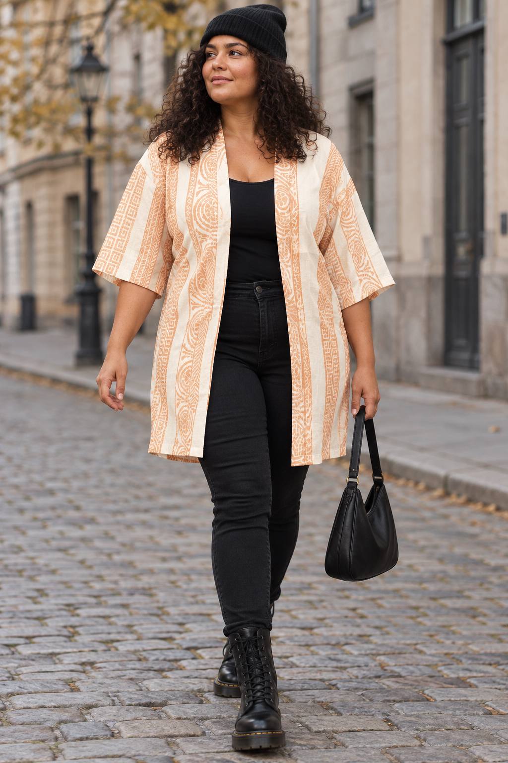Kimono öppen med svart topp och jeans