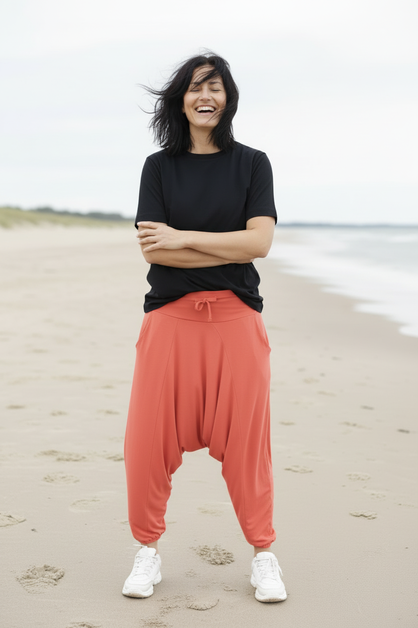 Korsade armar, skrattar med stängda ögon