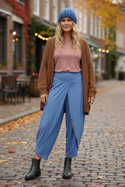 Kortare kurvig blond modell med längre byxfåll