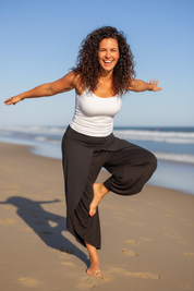 Lekfull yogapose med vit topp