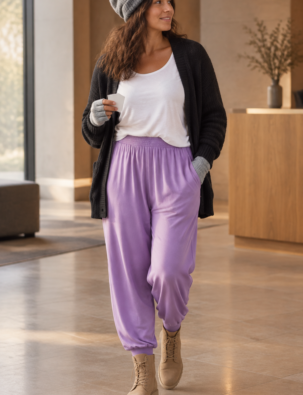 Lila haremsbyxa i hotellfoajé, vänd pose