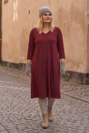 Lugn gående bild i vinröd midi utan rekvisita