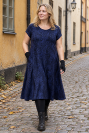 Mörkblåmelerad Ballerina framifrån i Gamla stan