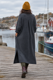 Mörkgrå skjortklänning bakifrån i hamnen