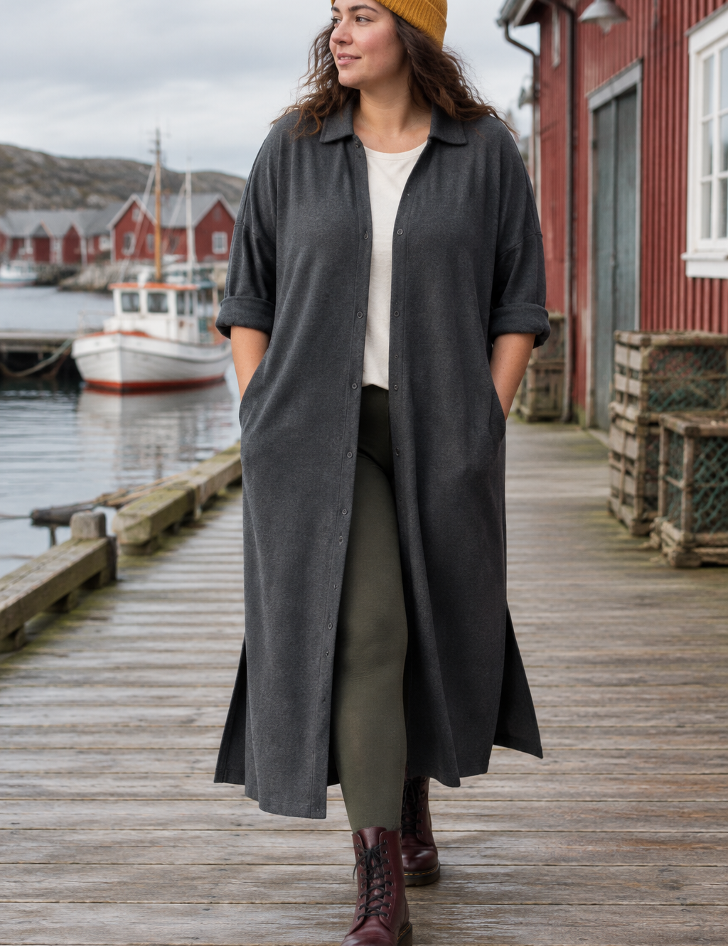Mörkgrå skjortklänning öppen vid hamnen