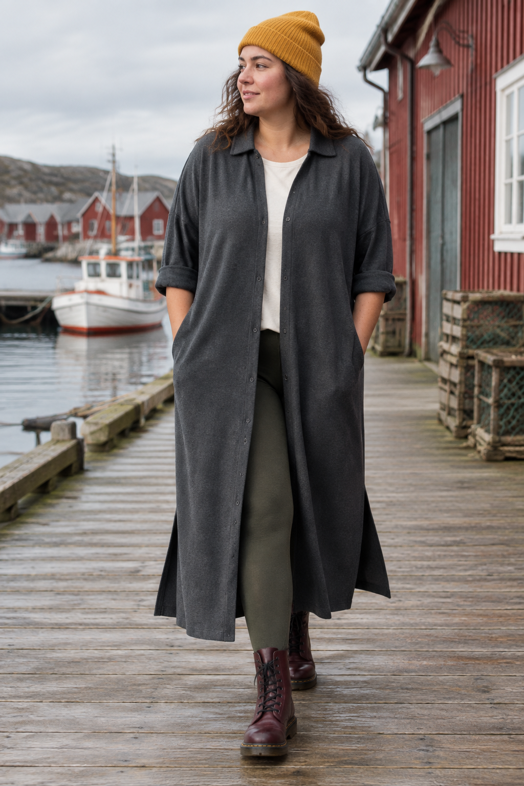 Mörkgrå skjortklänning öppen vid hamnen