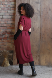 Mörkhårig modell bakifrån