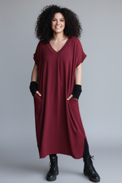 Mörkhårig modell helbild