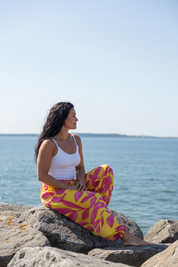 Mörkhårig på klippor