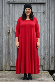 Ny mörkhårig modell med makeup och klarröd maxi utan slits