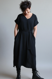 Ny modell med händer i fickor