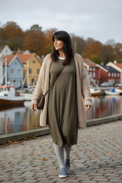 Olivgrå klänning med ljusgrå tights och beige kofta