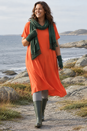 Orange Ballerina på stenig kuststig