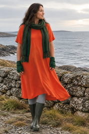 Orange Ballerina vid stenmuren