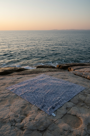 På platta klippor med havsutsikt