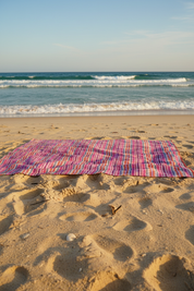 På strand, hörn blåser i vinden