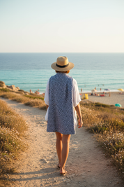 Person bär filt över axeln