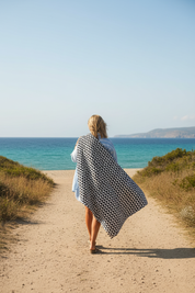 Person bär filt över axeln