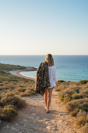 Person bär filt över axeln