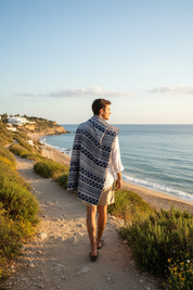 Person bär filt över axeln