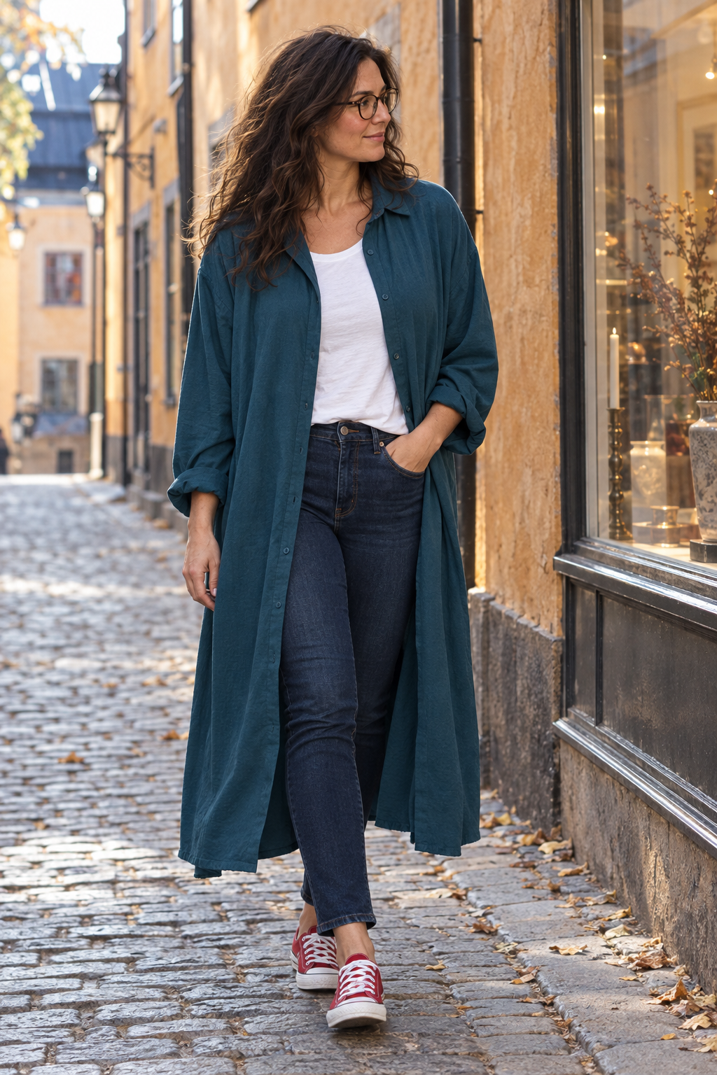Öppen blågrön skjortklänning i Gamla stan, gående