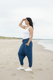 Profil, skuggar ögonen, tittar mot horisonten