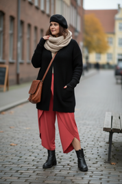 Röda byxor i spontan stadspose