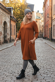 Rostfärgad midi i rörelse på kullerstensgatan