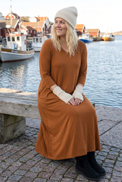 Sittande på en hamnbänk utan väska