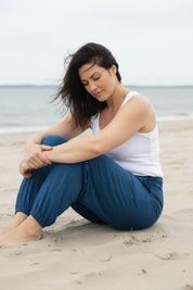 Sitter med knän uppdragna