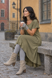 Sitter med takeaway-kaffe