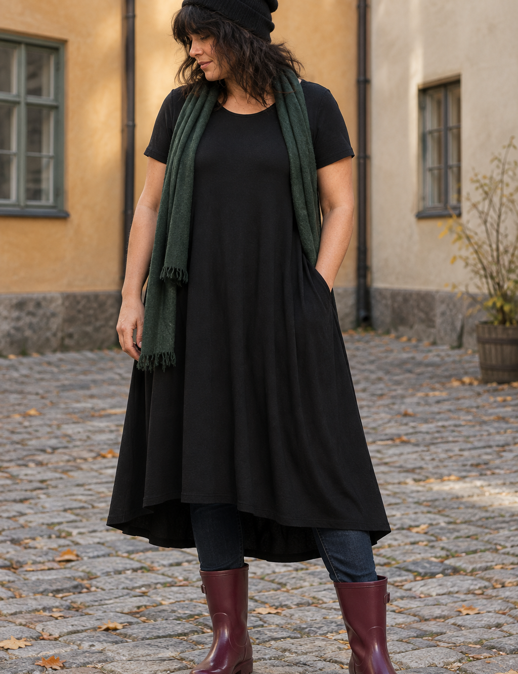 Svart Ballerina på innergård, framifrån