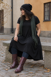 Svart Ballerina på innergård, sittande