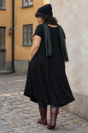 Svart Ballerina på innergård, snett bakifrån