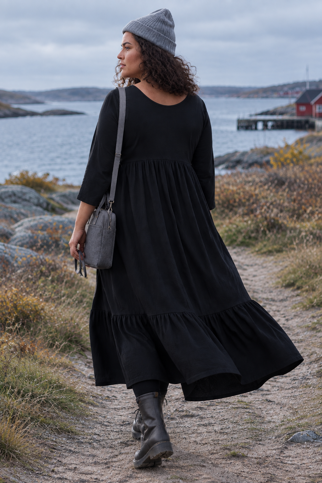 Svart klänning i sval höstbelysning, bakifrån