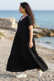 Svart klänning kustpromenad