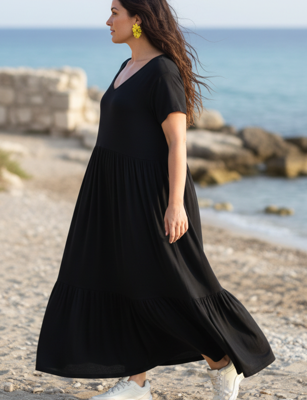 Svart klänning kustpromenad