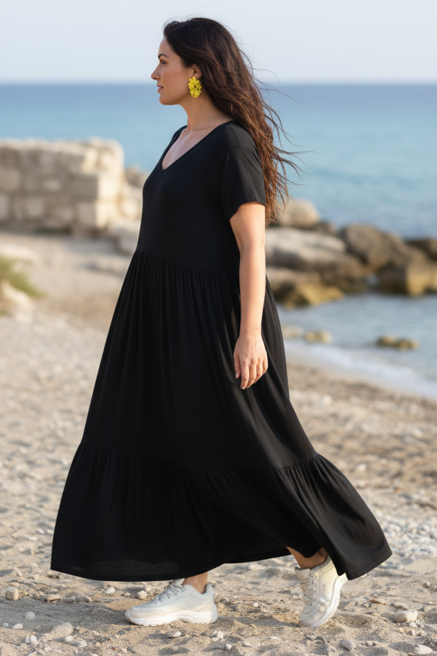 Svart klänning kustpromenad