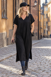 Svart klänning med blå jeans, promenad