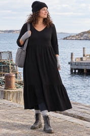 Svart klänning med blick mot havet