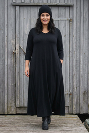Svart maxi, gående